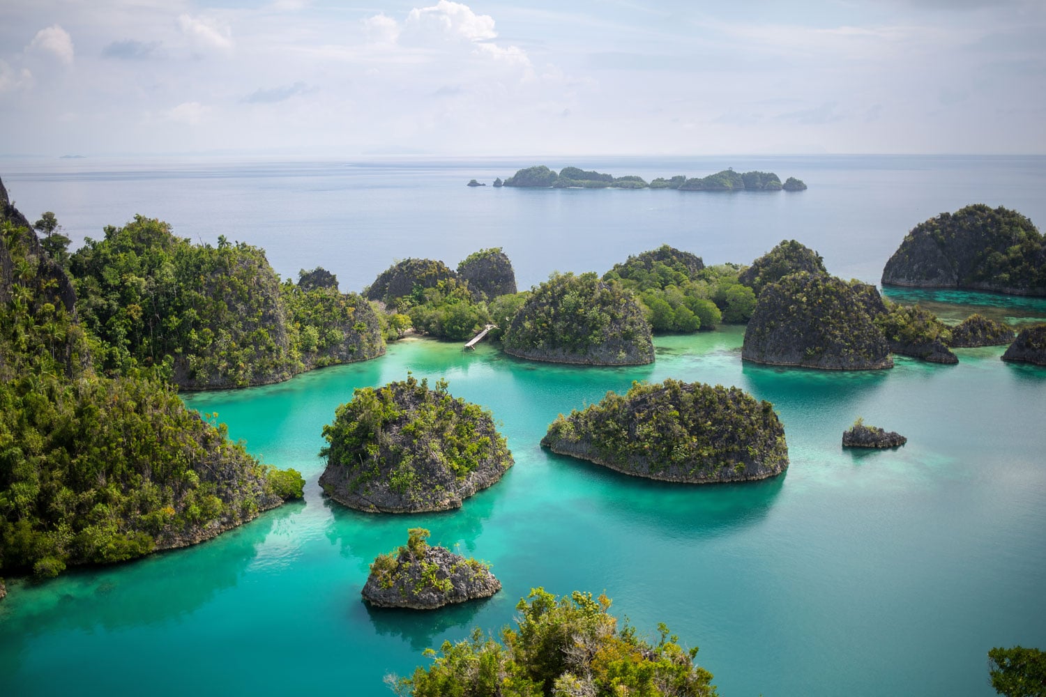 piaynemo green islands in blue water with sunshine