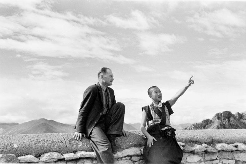 Heinrich Harrer und der junge Dalai Lama sitzend