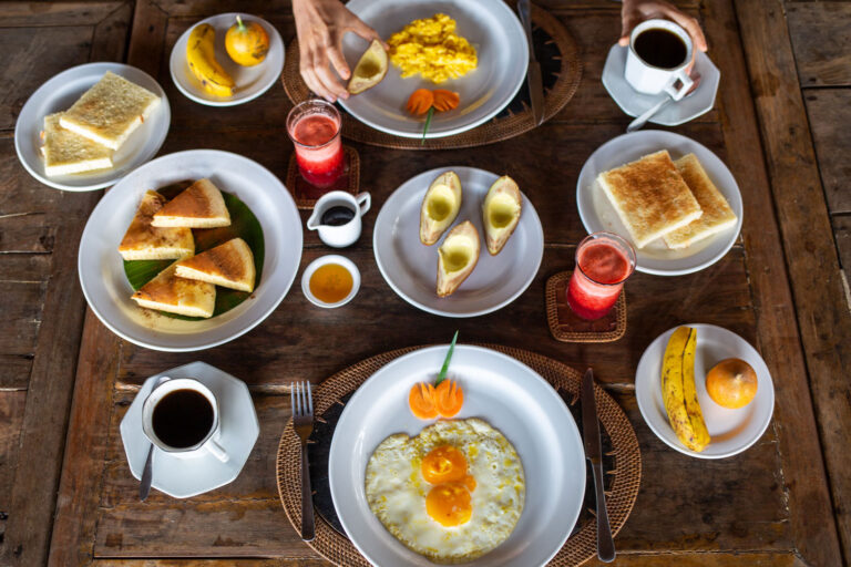 Nous servons un petit-déjeuner occidental avec pancakes, œufs, pain, fruits et jus de fruits frais. Tous les produits sont frais et proviennent directement de la vallée de Baliem.