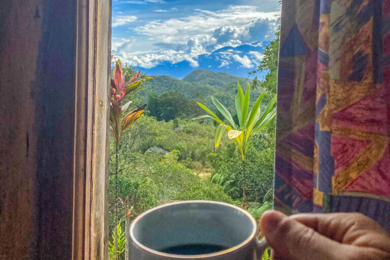 Savourez un café avec vue depuis votre bungalow au Baliem Valley Resort