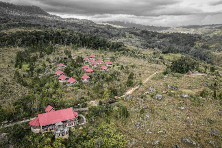 Les bungalows et le restaurant-musée du Baliem Valley Resort pris en photos par drone